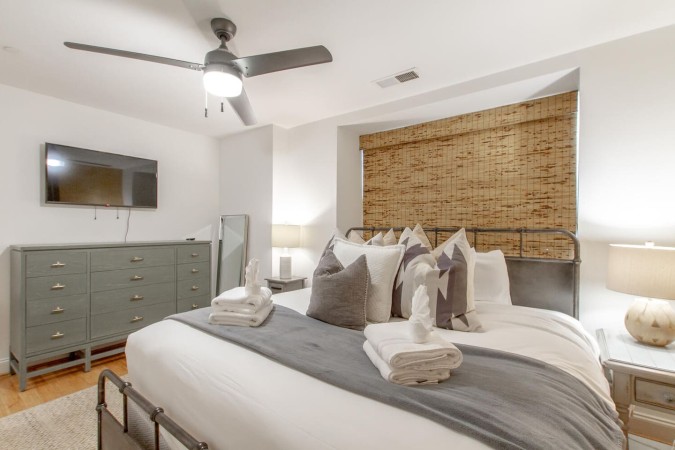 Downtown Delight | Walkable | Steps to Broadway