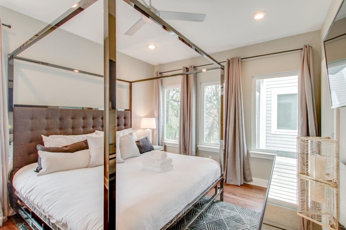 Urban Retreat | Rooftop Views |  Walk to Downtown