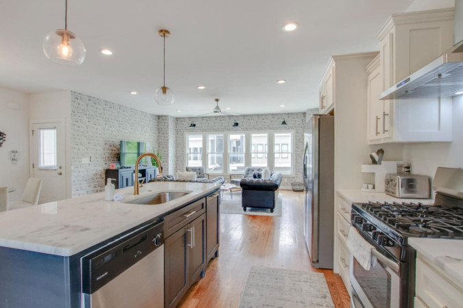 Howdy House | Rooftop Skyline Views | Prime Area