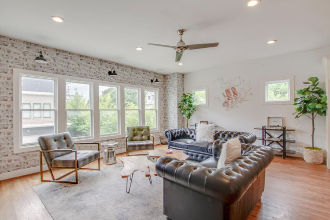 Howdy House | Rooftop Skyline Views | Prime Area
