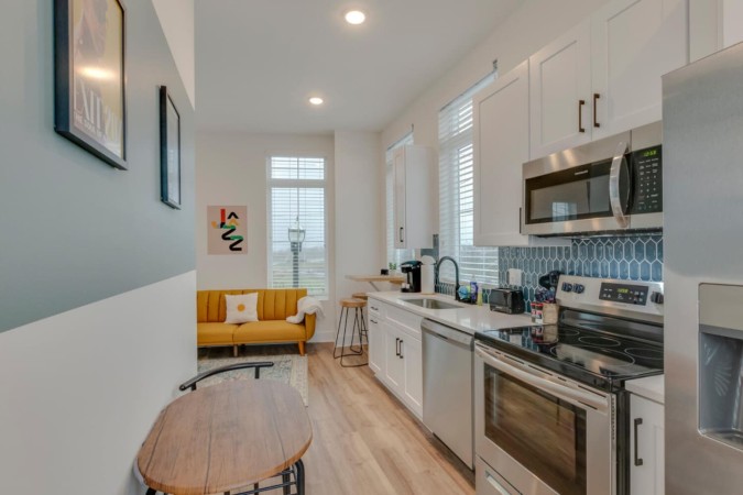 Jazz Junction | 2BR & Kitchen | 7 Mins to Broadway