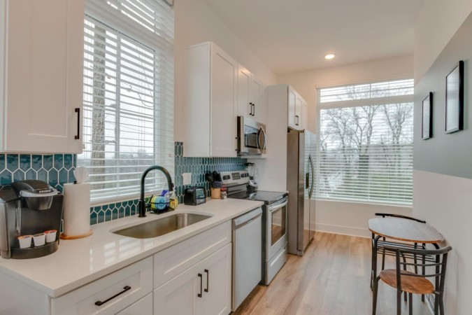 Jazz Junction | 2BR & Kitchen | 7 Mins to Broadway