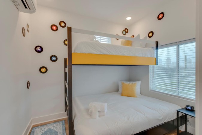 Jazz Junction | 2BR & Kitchen | 7 Mins to Broadway