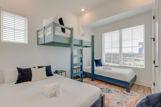 Jazz Junction | 4BRs/7 Beds | 7 Mins to Broadway