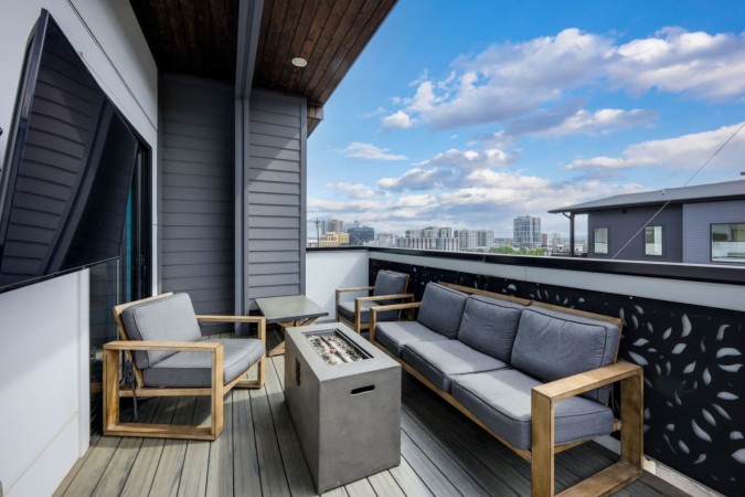 Modern Home | Walk To Broadway + Sky Deck