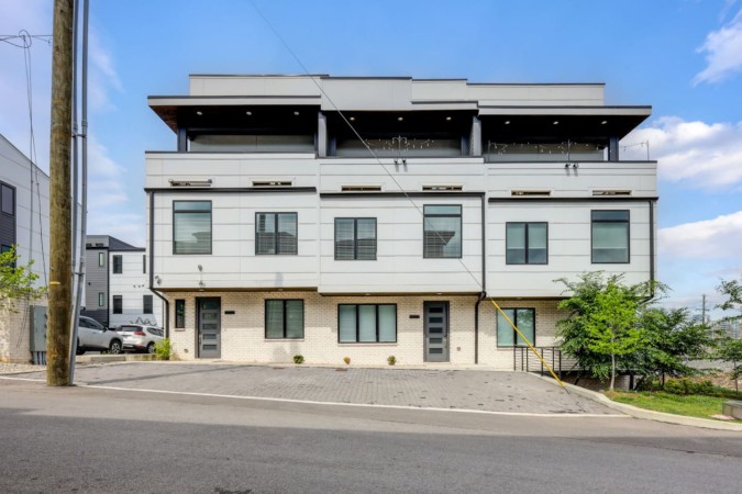 Modern Home | Walk To Broadway + Sky Deck