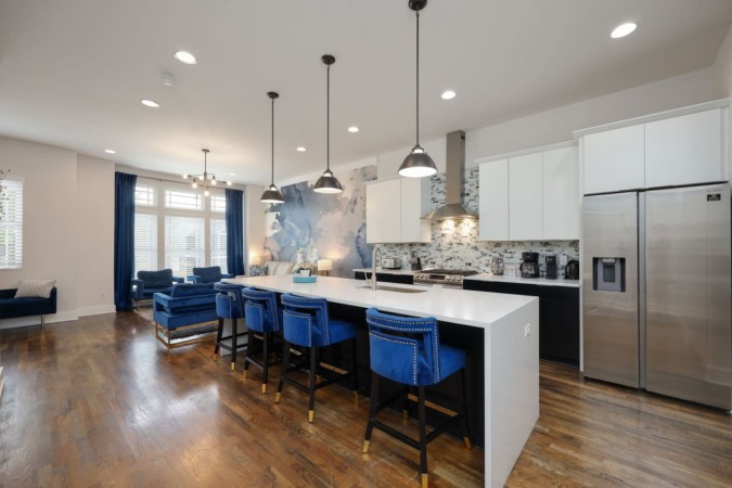 Blue Horizon | Skyline Views & Rooftop Hot Tub!