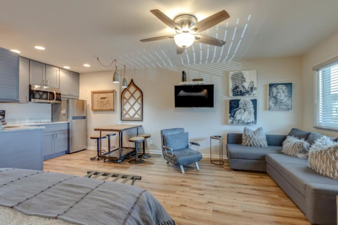 Urban Hideaway | Cozy Studio with Pool Access