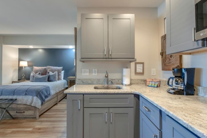 Urban Hideaway | Cozy Studio with Pool Access
