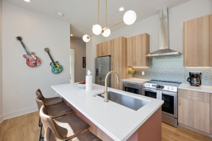 Music City Abode | Roof Lounge + Modern Design
