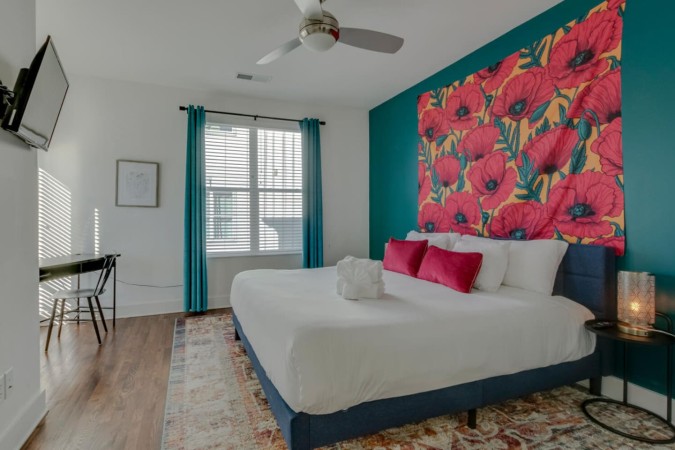Hillsboro Escape | Rooftop Views | Sleeps 12