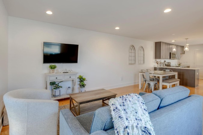 Todd Townhouse – Comfy 2BR – Minutes from Broadway