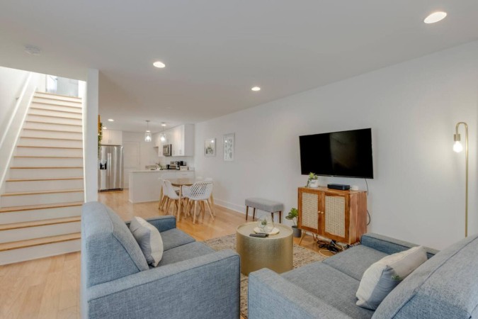 Todd Townhouse – 2 Bedroom– Near City Hotspots
