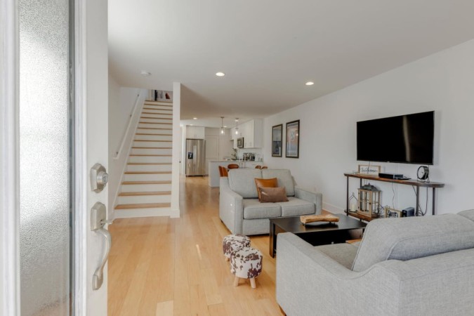 Todd Townhouse- 5 Min to Broadway- 2 Bed 2.5 Bath