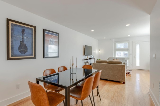 Todd Townhouse- 5 Min to Broadway- 2 Bed 2.5 Bath