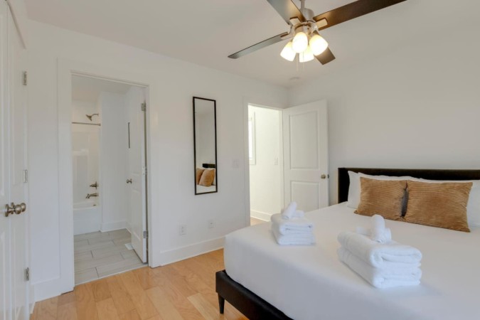 Todd Townhouse- 5 Min to Broadway- 2 Bed 2.5 Bath