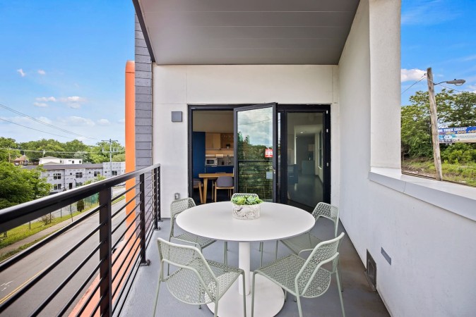 Entire Wing - 5 BDRM 5 BATH - Boutique Stay