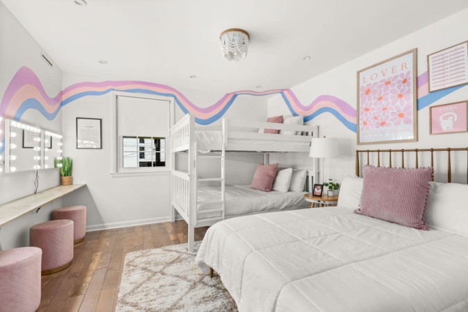 The Swiftie Suite - Vibrant Taylor Inspired Stay