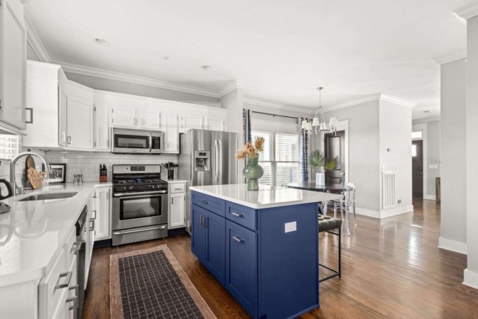 Walkable Nations Retreat | Rooftop & Near Broadway