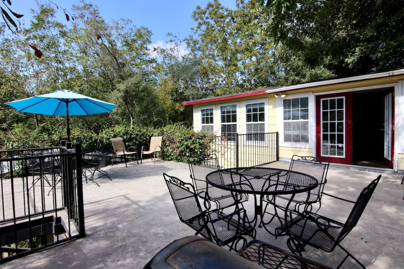 Riverfront Deck And Fire Pit Oasis - Stunning Escape - Canyon Lake, TX