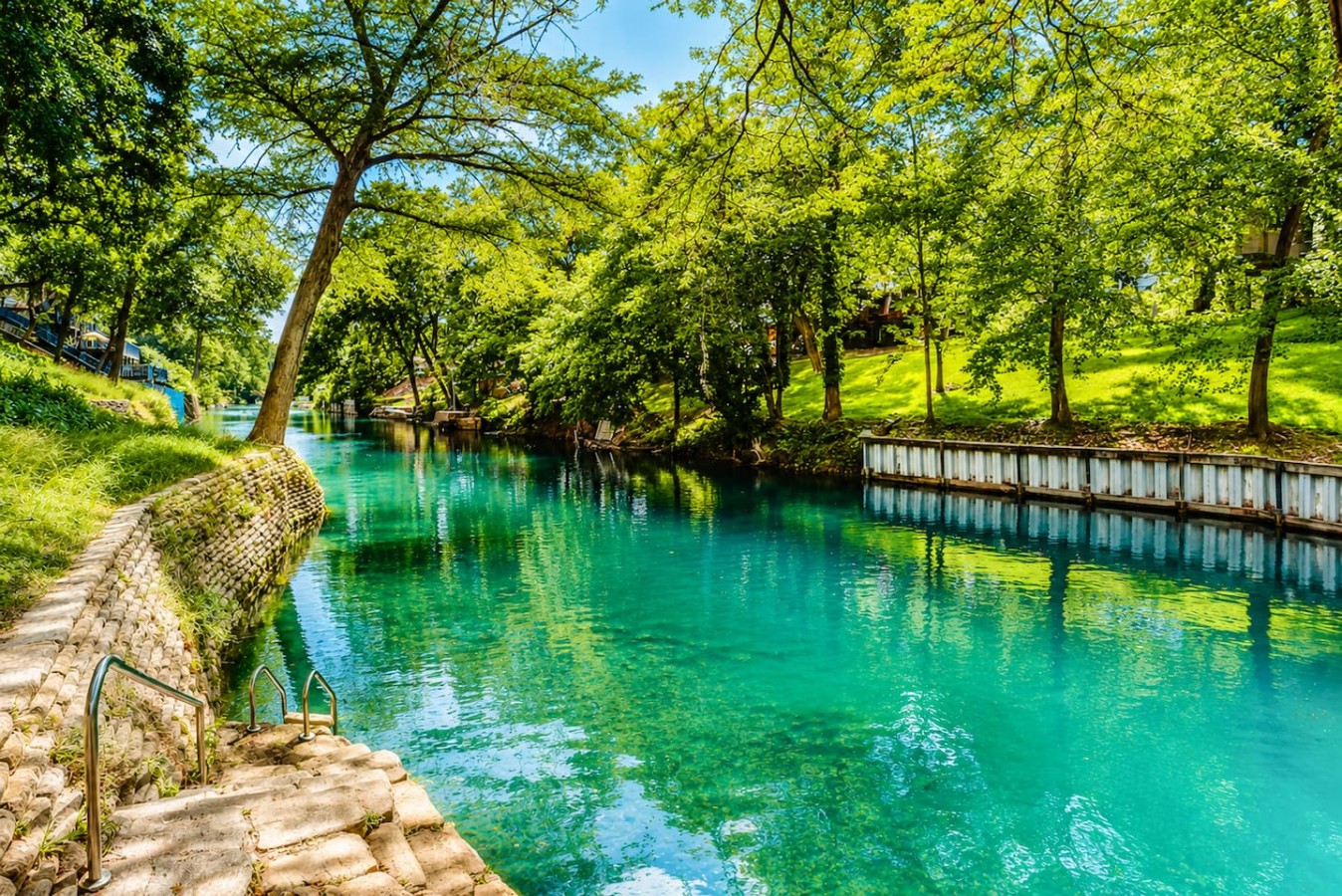 Outdoor Pool And Scenic Balcony Views - Serene River Retreat - 新布朗費爾斯