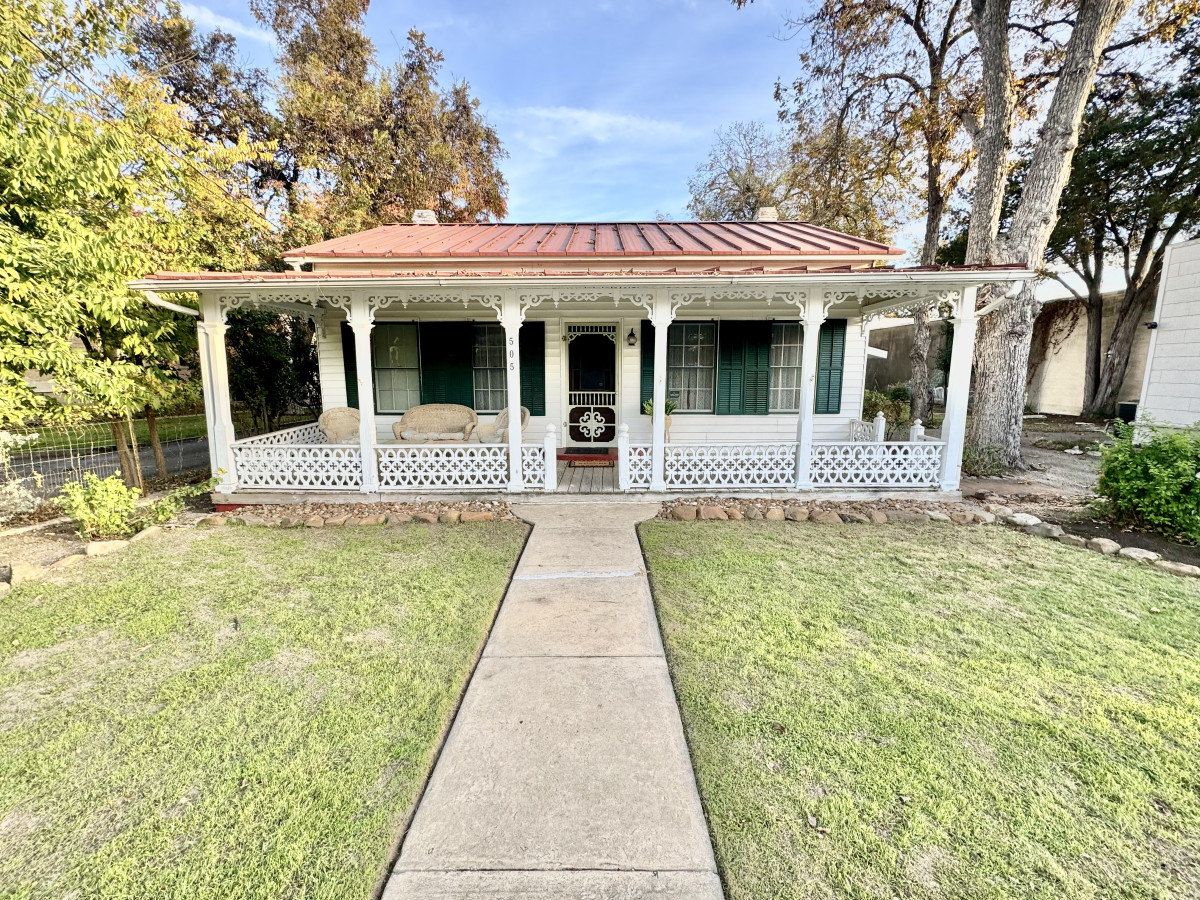 Elegant Duplex With Exclusive Amenities - Charming Historic Retreat - New Braunfels, TX