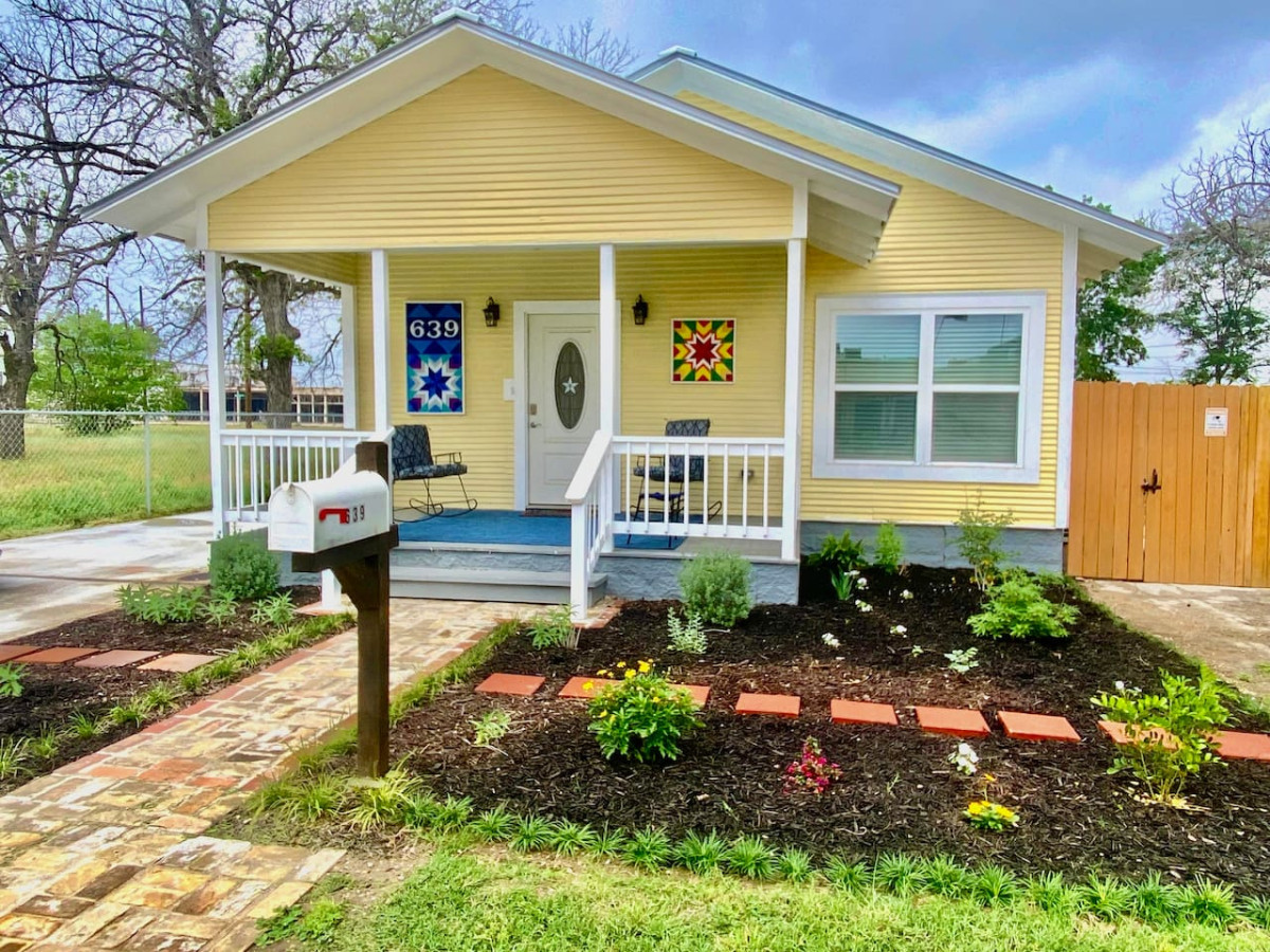 Outdoor Spaces And Work-friendly Amenities - Enchanting Retreat - New Braunfels, TX