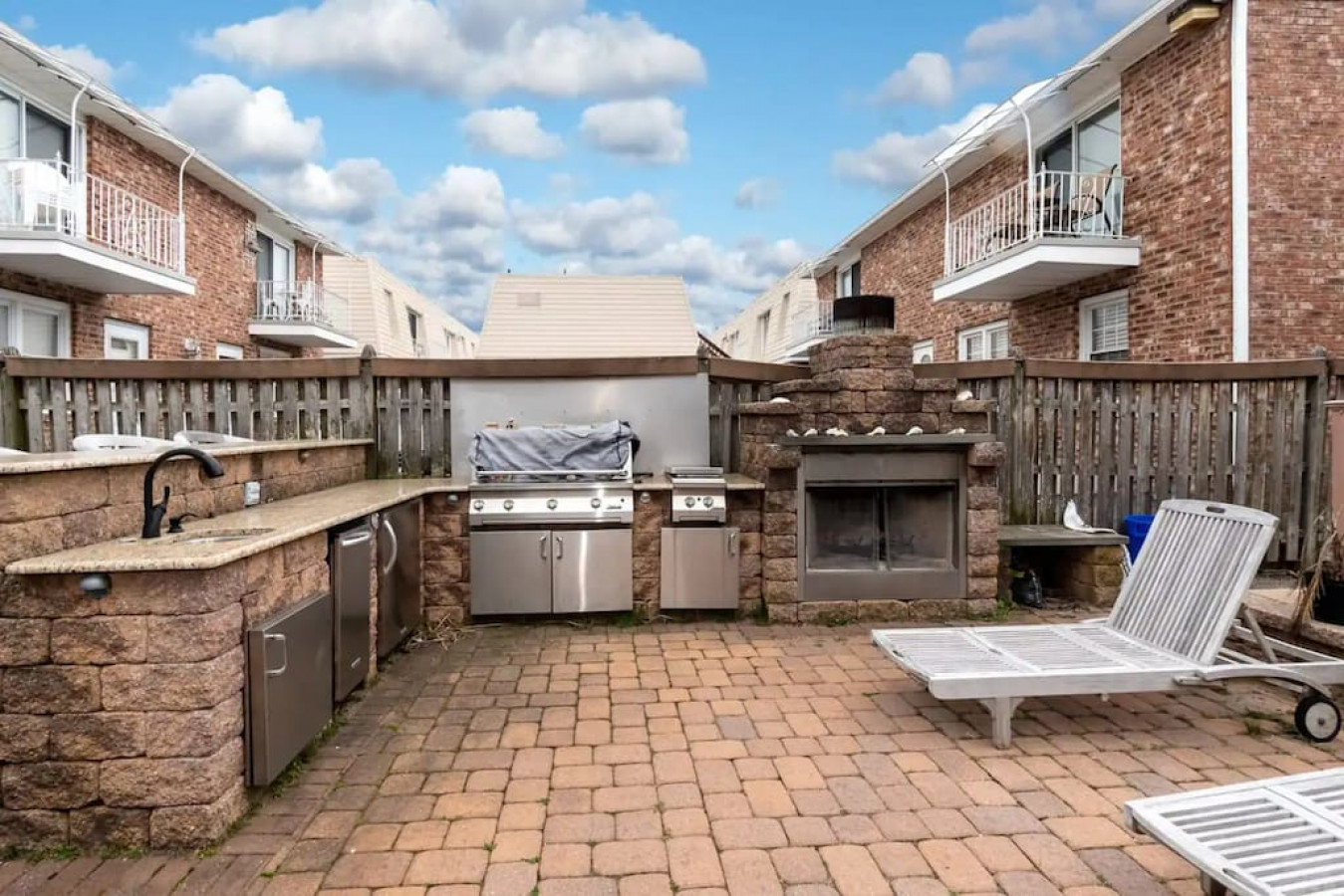 Margate Home w/ Large Outdoor Kitchen 6