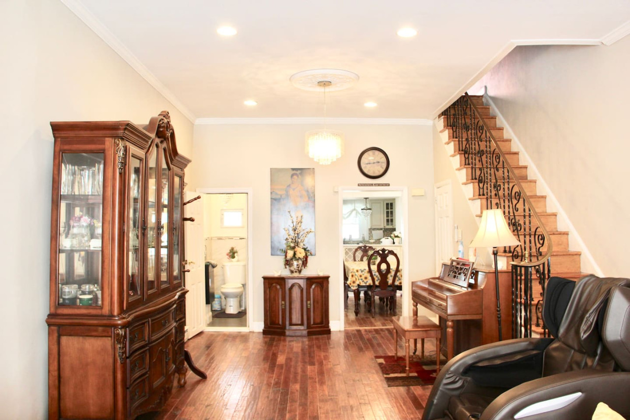 Dining Access And Easy Transit Options - Charming Traditional Retreat - Philadelphia, PA