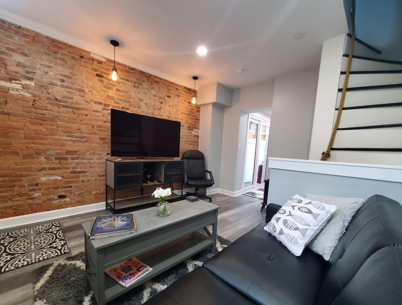 Cozy Outdoor Patio And Unique Design - Charming Historic Retreat - Philadelphia, PA