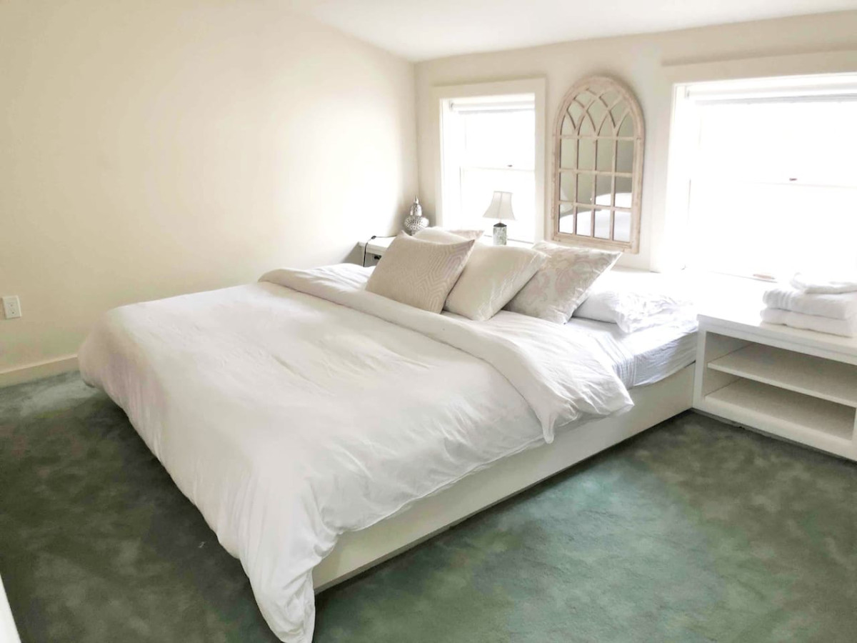 Charming Garden Oasis And Smart Amenities - Inviting Urban Retreat - Philadelphia, PA