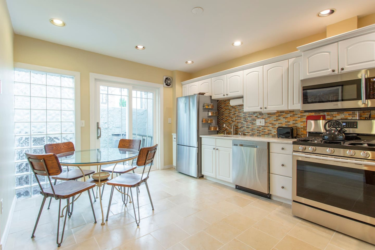 Walk everywhere from renovated 3bd Bella Vista gem 2