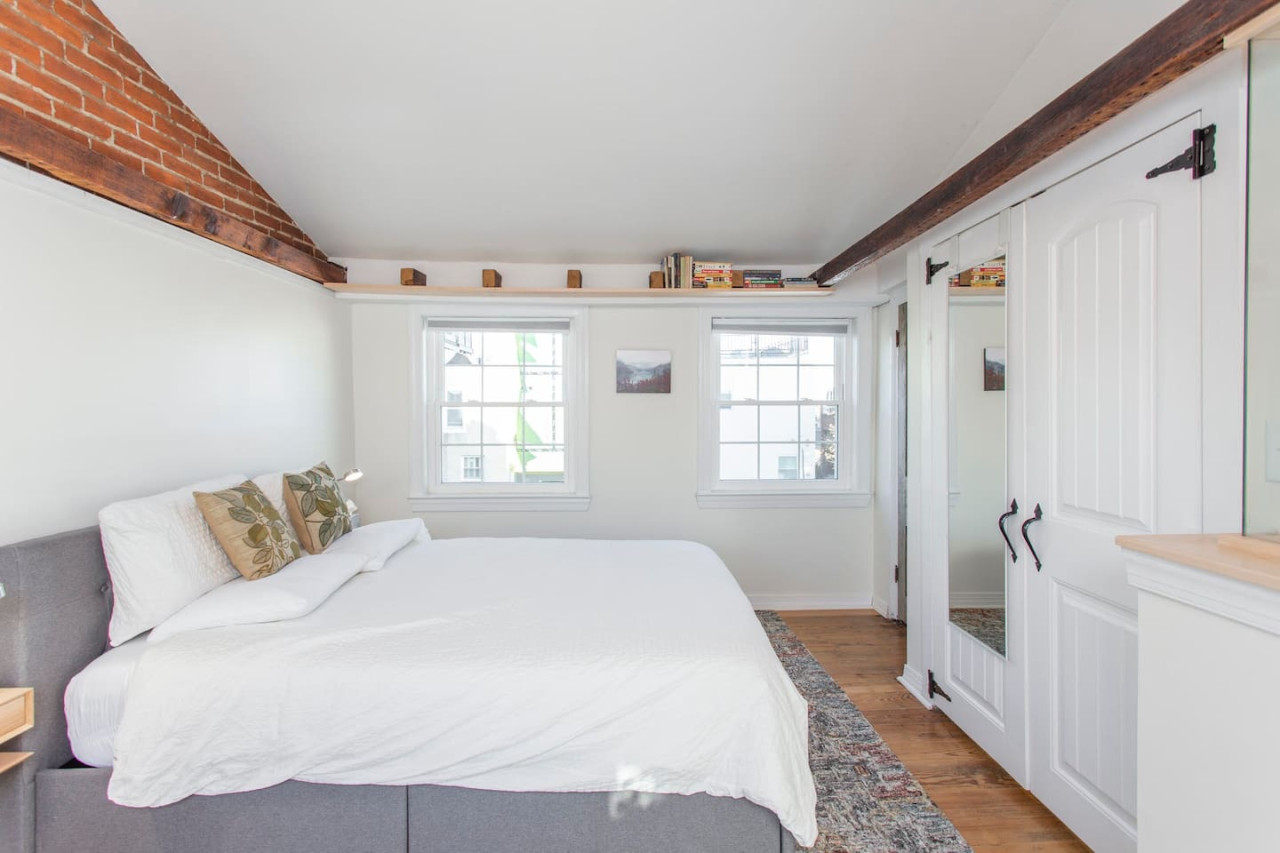 Walk everywhere from renovated 3bd Bella Vista gem
