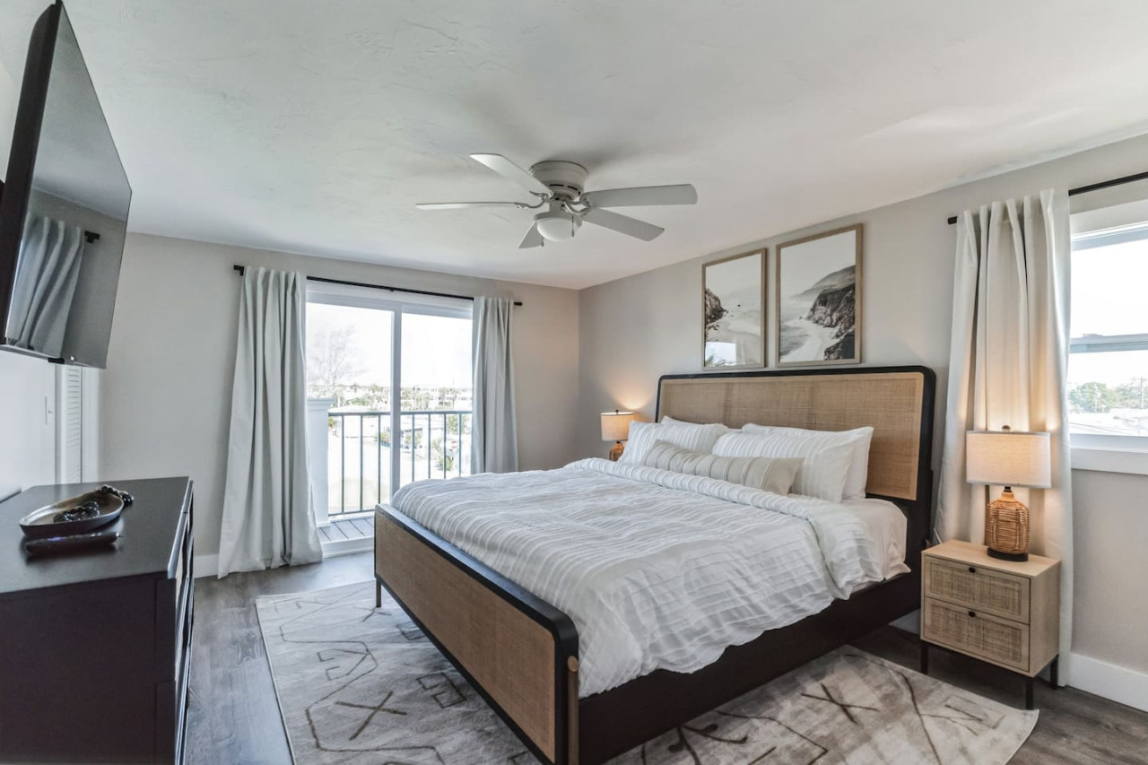 Fully Renovated 3 BDRM Condo by Beach 5