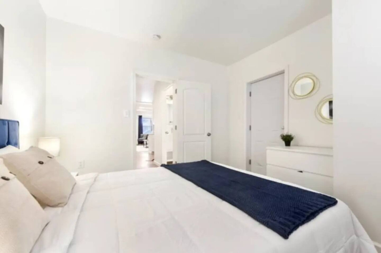 Stylish Sanctuary Near Downtown Workspace Parking 5