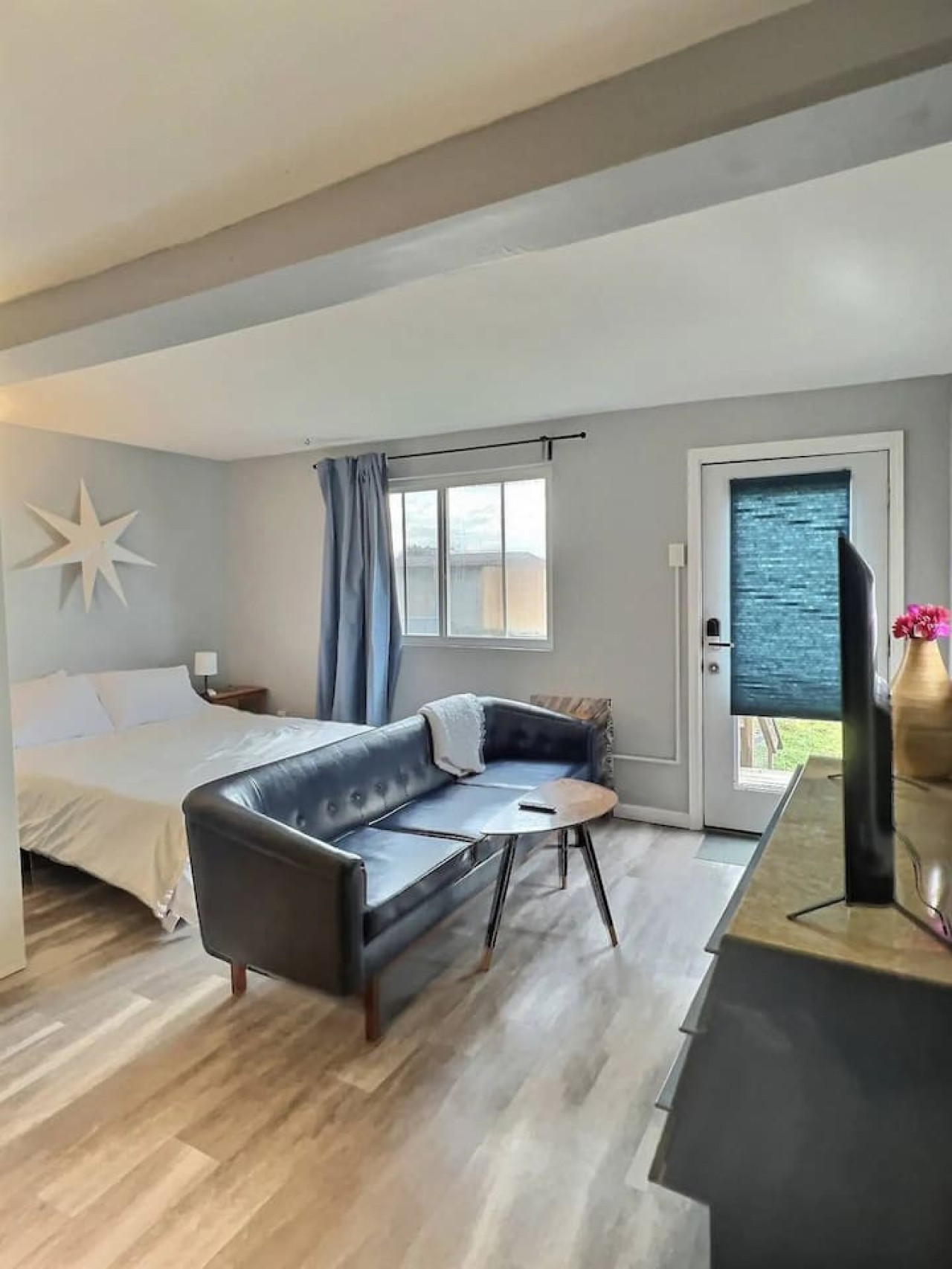 Charming Studio in Pittsburgh’s North Side 2