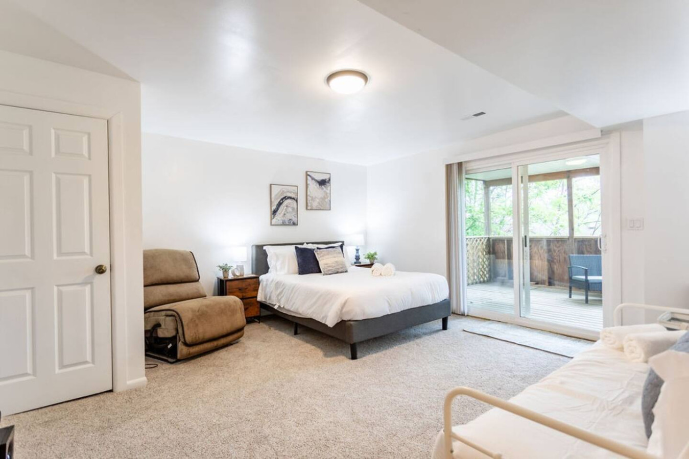 Your Spacious Pittsburgh Retreat | Private Deck + Room For Everyone | Sleeps 10 - Pittsburgh, PA