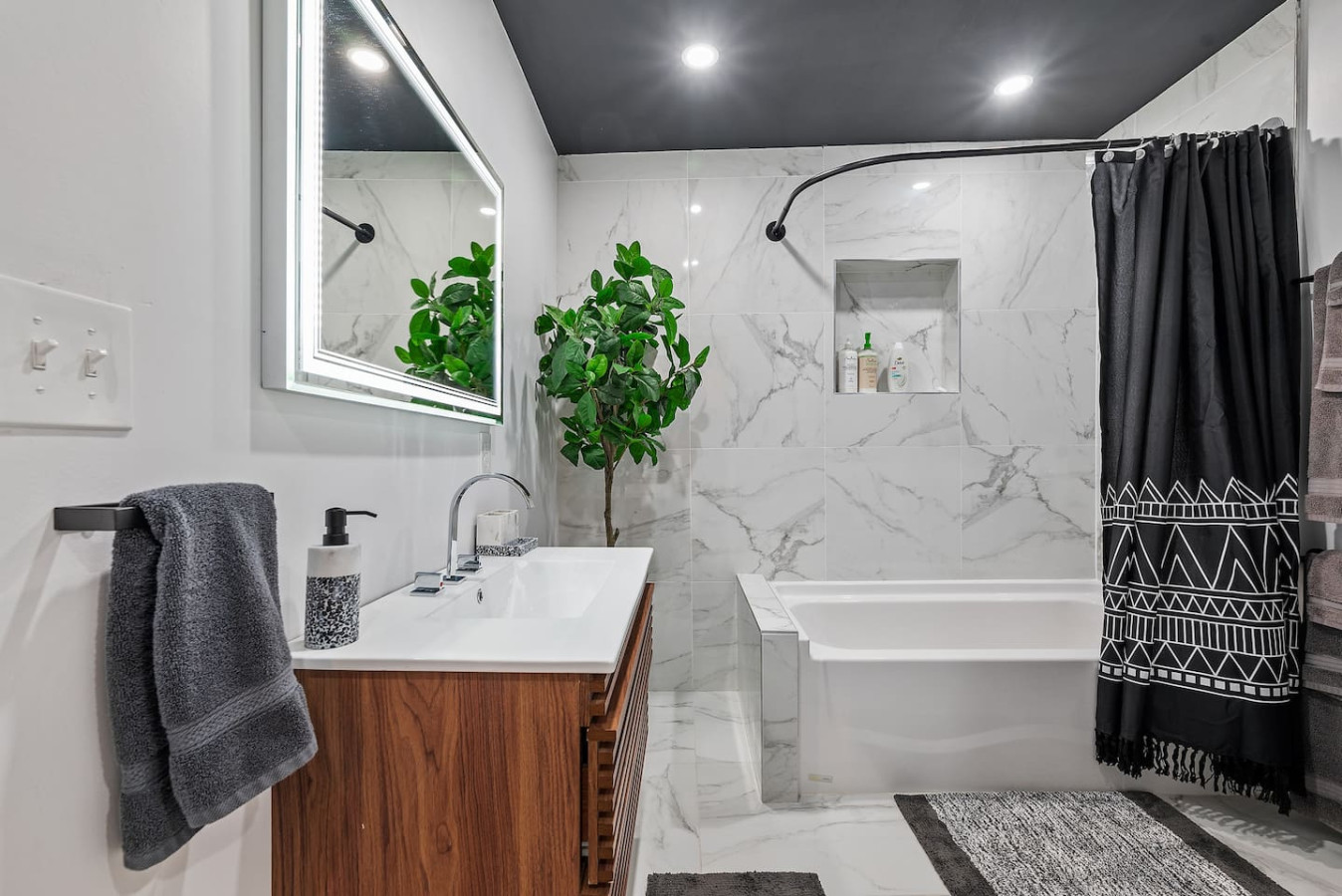 Charming 3Bed/2.5Bath ; Deck + Free Str Parking 4