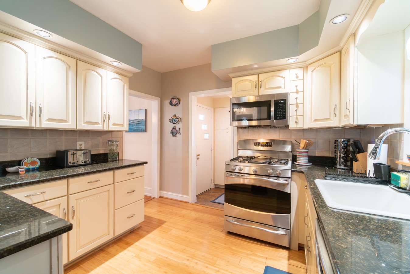 Coastal Escape W/Deck | 3 Blocks To Beach & Golf Courses Nearby 3