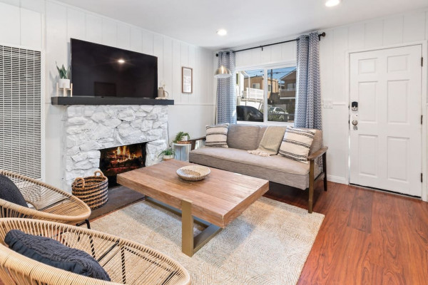 818 Portsmouth · Newly Remodeled Between Bay & Beach *Parking*Patio