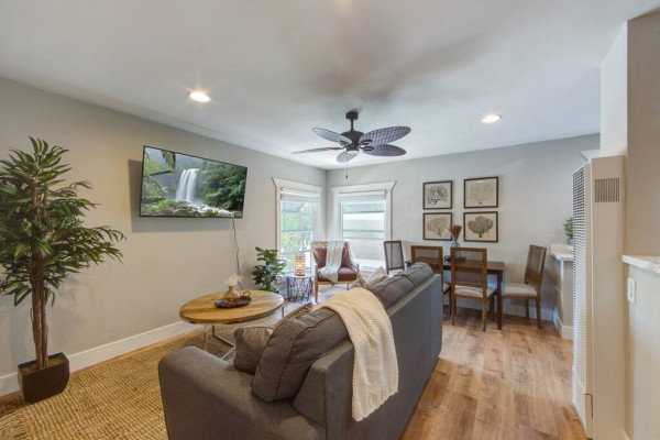 Coronado Unit 3 - B Ave Bungalows · King-sized 1/1, 5-10 Min Walk to Coronado Beach!