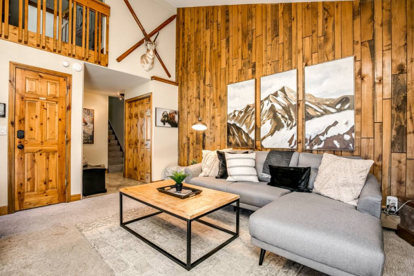 Breckenridge A12 Col · Walk to Lifts - Penthouse in Heart of Breckenridge