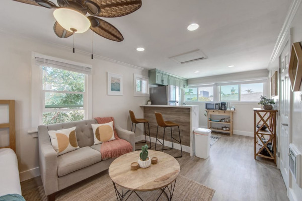 Unit C - B Ave Bungalows · Surf Shack Studio, 5 Min Walk to Coronado Beach!
