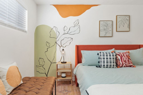 Retro Chic Hot Tub & Game Room, 10 Mins From Beach