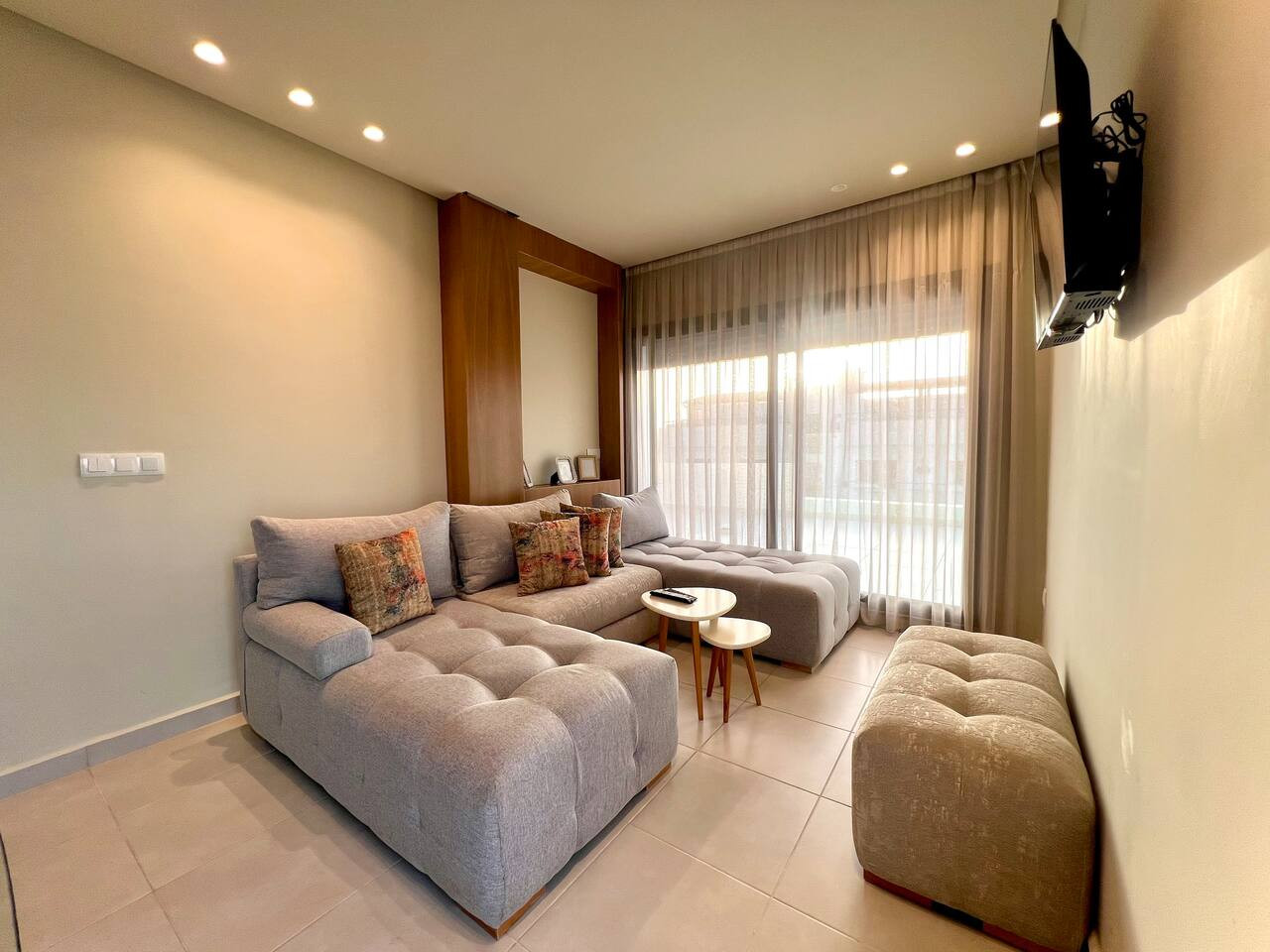 C6 · Golden Sunny Apartment