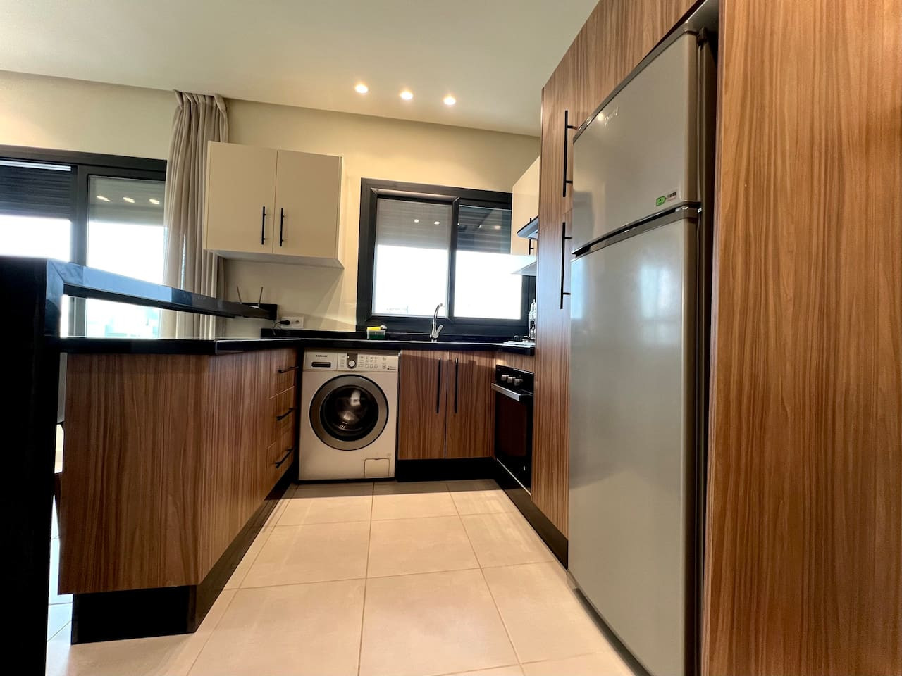 C6 · Golden Sunny Apartment