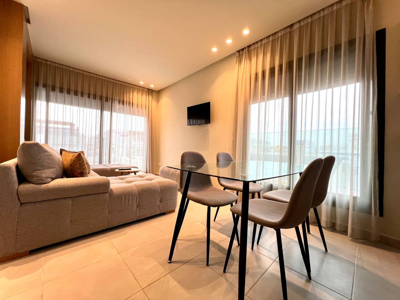 C6 · Golden Sunny Apartment