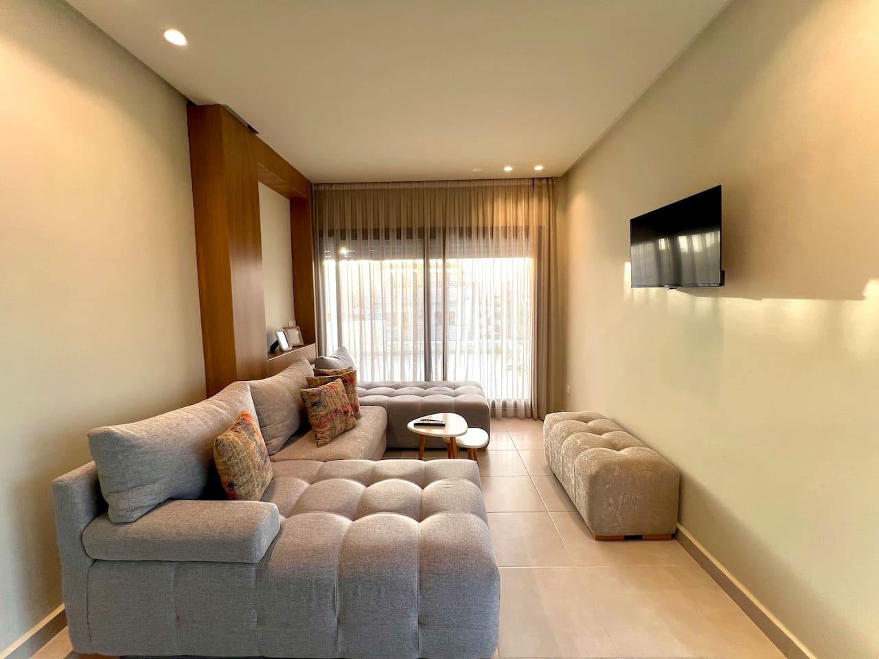 C6 · Golden Sunny Apartment