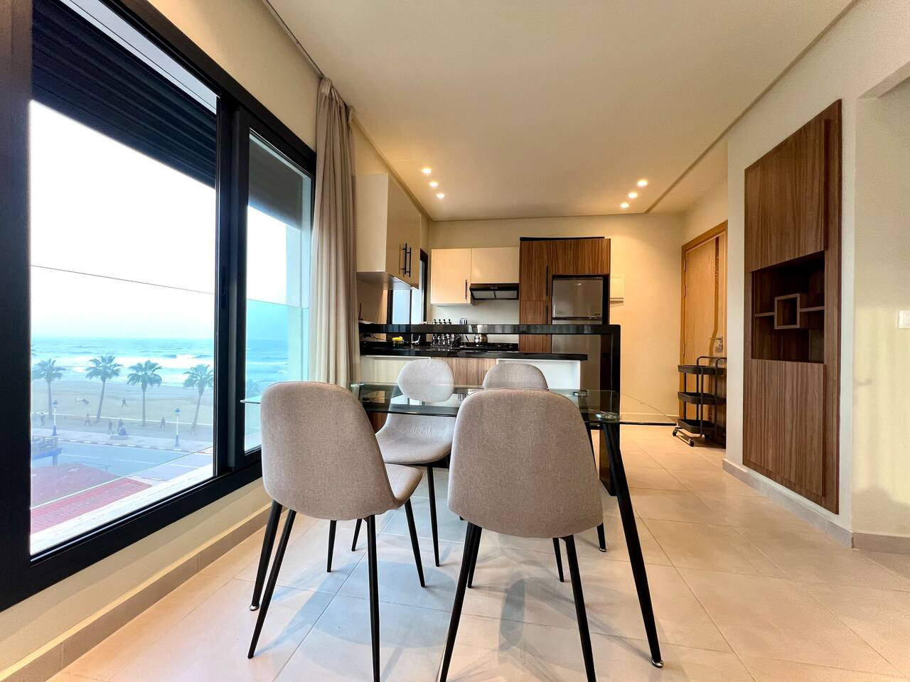 C6 · Golden Sunny Apartment