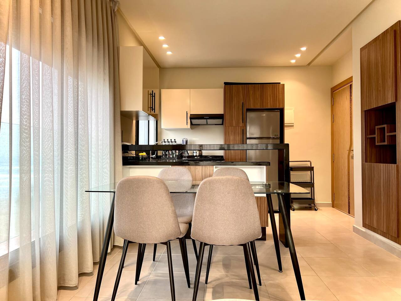 C6 · Golden Sunny Apartment